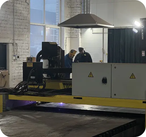 Tehniķi vada CNC plazmas griešanas iekārtu Halwelding ražotnē
