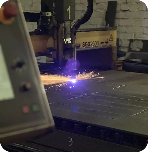 CNC plazmas griešanas iekārta SGX2500 darbībā Halwelding metālapstrādes darbnīcā