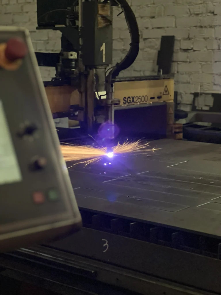The SGX2500 plasma cutting machine cuts steel sheet, producing sparks
